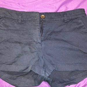 Cute navy blue shorts can go with a cute top